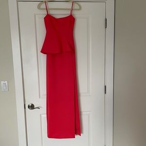 Black Halo
Tia Sleeveless Scuba Column Gown, Canyon Coral. With front split pink